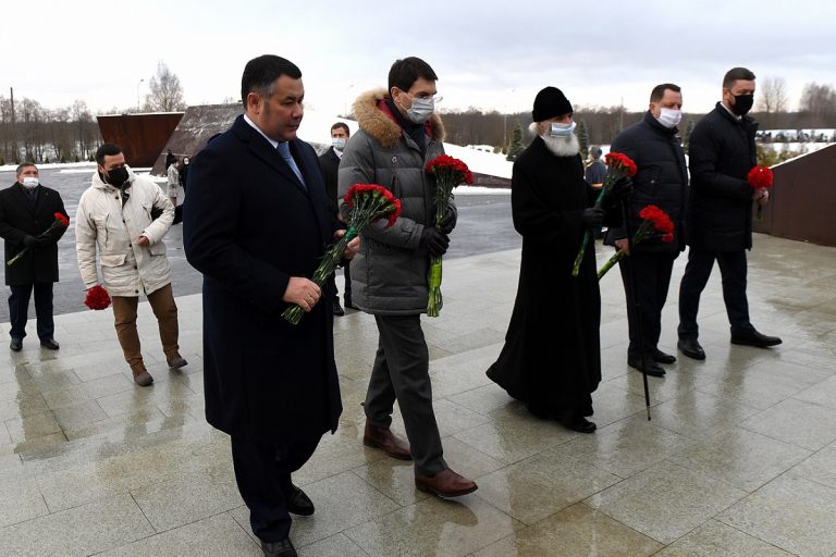 Игорь Руденя и Игорь Щеголев возложили цветы к мемориалу Советскому солдату под Ржевом