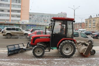 Дороги Твери обрабатывают соляным раствором и песко-соляной смесью