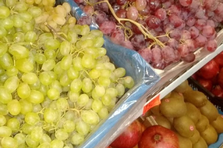 На рынке в Твери торговали сомнительными фруктами