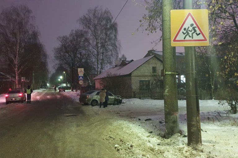 В Твери девушка пострадал при столкновении легковушки со столбом