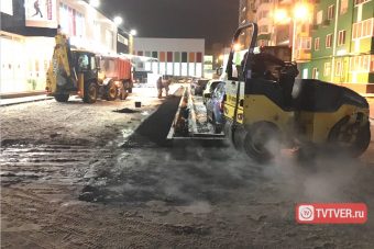 В Твери уложили асфальт в снег