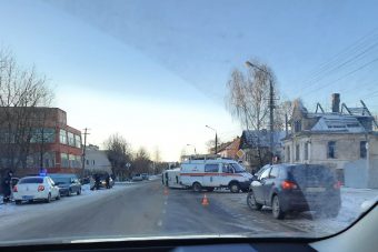 В Тверской области скорая перевернулась после столкновения с такси