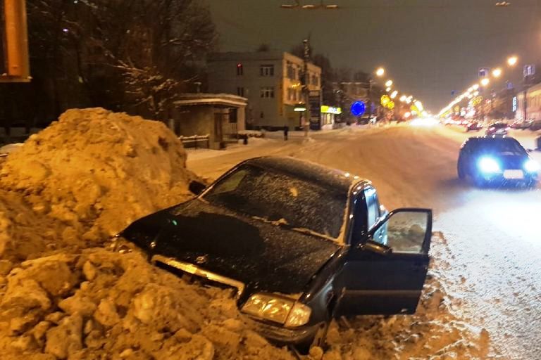 В Твери автомобиль врезался в сугроб снега, оставленный дорожными службами