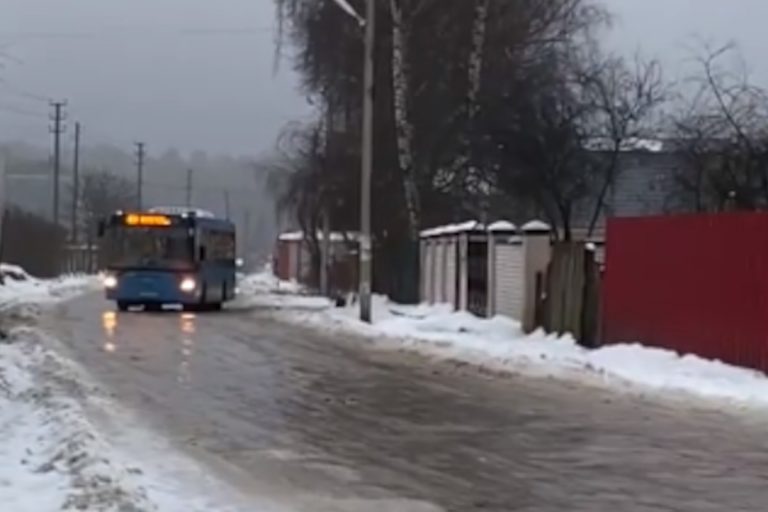 Под Тверью возле монастыря пассажирский автобус ушел в дрифт на гололеде