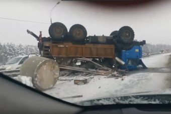 На М-10 под Тверью перевернулся КамАЗ
