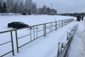 На М-9 в Тверской области вылетела в кювет легковушка