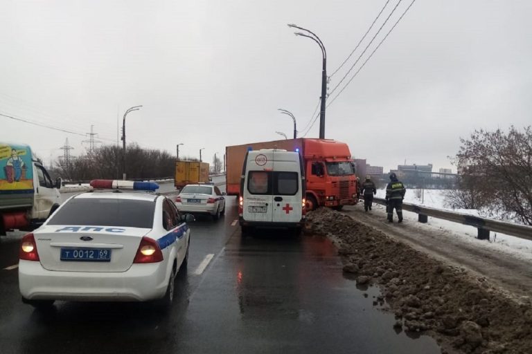На съезде с Восточного моста в Твери произошло ДТП
