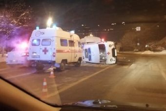 Микроавтобус протаранил машину "скорой" в Твери