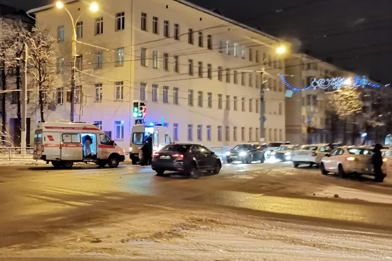 В Твери женщина на легковушке врезалась в скорую помощь