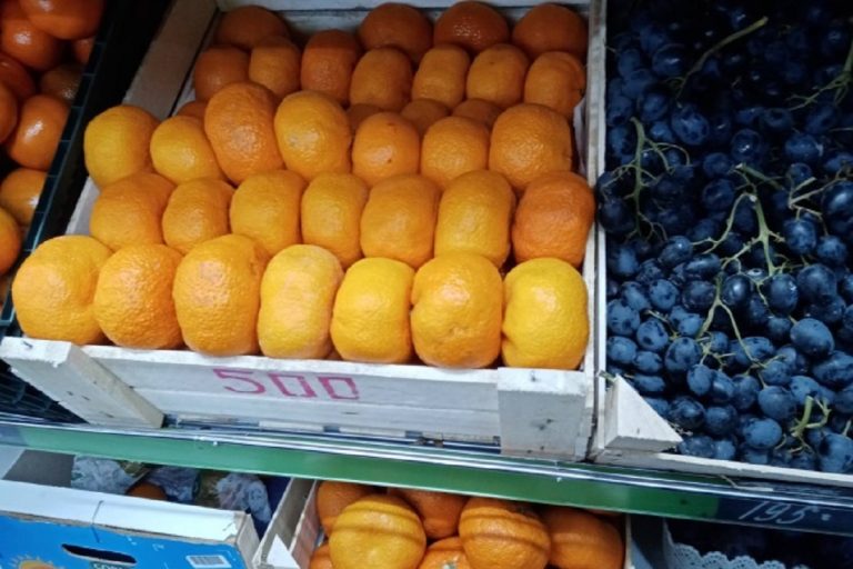 В Твери торговали сомнительными мандаринами и томатами