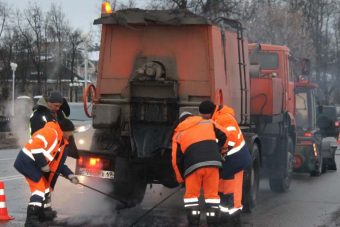 Аварийные ямы продолжают ликвидировать в Твери