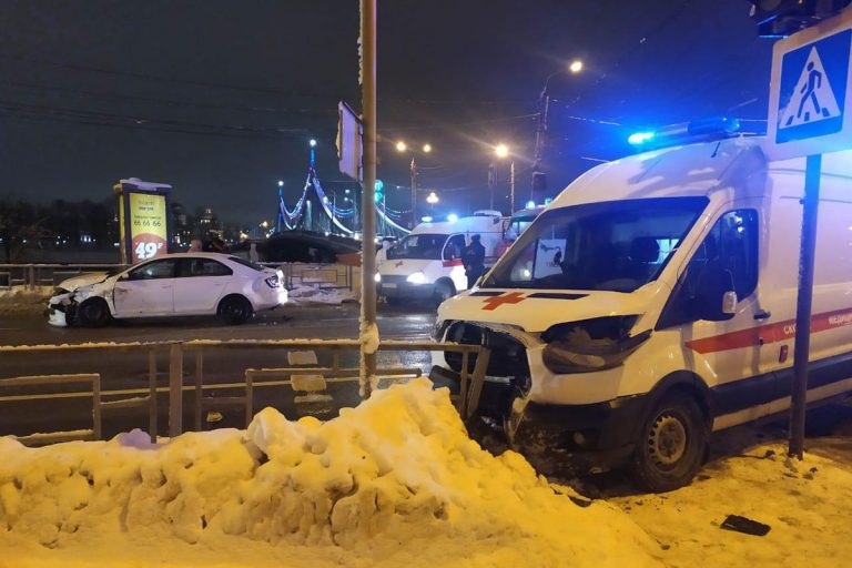 В Твери женщина на легковушке врезалась в скорую помощь