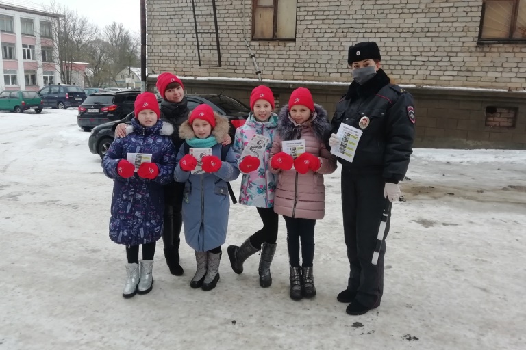 В разных городах Тверской области дети учили водителей соблюдать правила дорожного движения