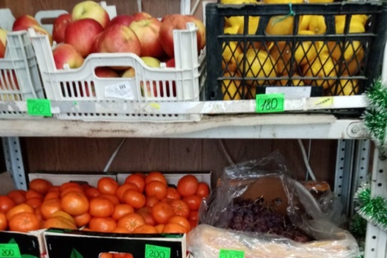 Опасными овощами и фруктами торговали на рынке в Твери