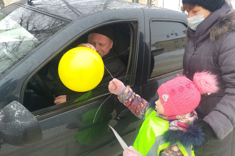 В разных городах Тверской области дети учили водителей соблюдать правила дорожного движения