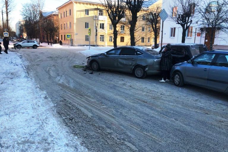 Водитель иномарки пострадал в столкновении четырех автомобилей в Твери Водитель иномарки пострадал в столкновении четырех автомобилей в Твери