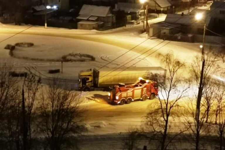 Многотонная фура вылетела на клумбу кольца в микрорайоне Южный в Твери