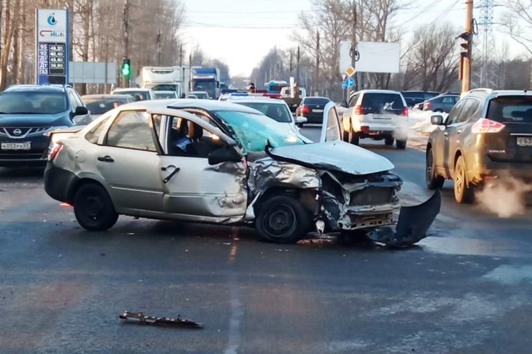 Четыре человека пострадали при столкновении KIA и Lada Granta в Твери