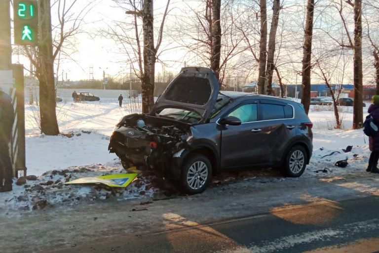 Четыре человека пострадали при столкновении KIA и Lada Granta в Твери