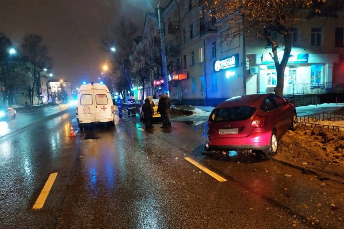 В Твери столкнулись три автомобиля, есть пострадавший