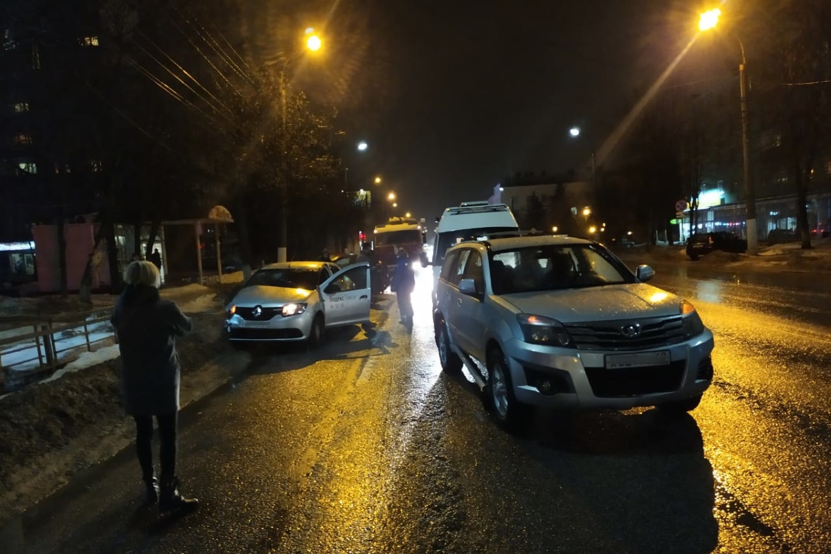 В Твери столкнулись три автомобиля, есть пострадавший
