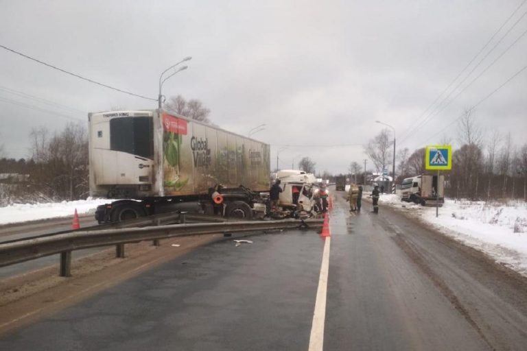 На М-10 в Тверской области столкнулись грузовики