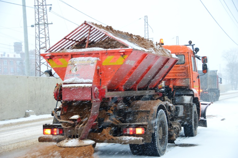 Уборку снега с улиц Твери осуществляют 59 единиц спецтехники и 120 дворников