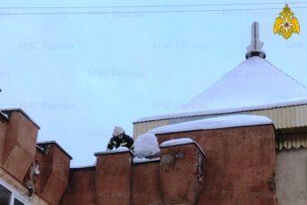 В Тверской области спасатели пришли на помощь детскому саду и расчистили снег