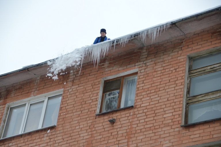 В администрации Твери рассказали, кто и как должен чистить крыши от наледи и снега
