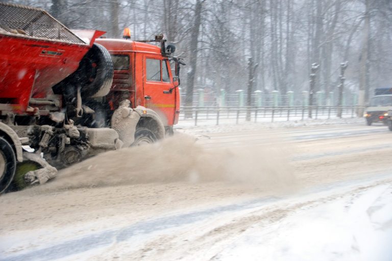 В связи со снегопадом в Твери обещают усилить обработку дорог и тротуаров противогололедной смесью