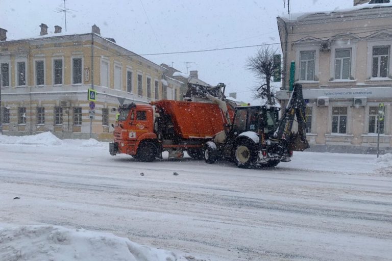 В связи со снегопадом в Твери обещают усилить обработку дорог и тротуаров противогололедной смесью