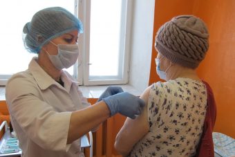 Выездные бригады активно вакцинируют население в районах Тверской области