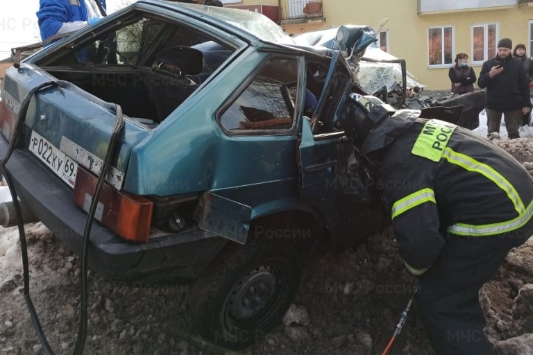 15-летний водитель спровоцировал ДТП в Твери, его одногодка-пассажир в коме