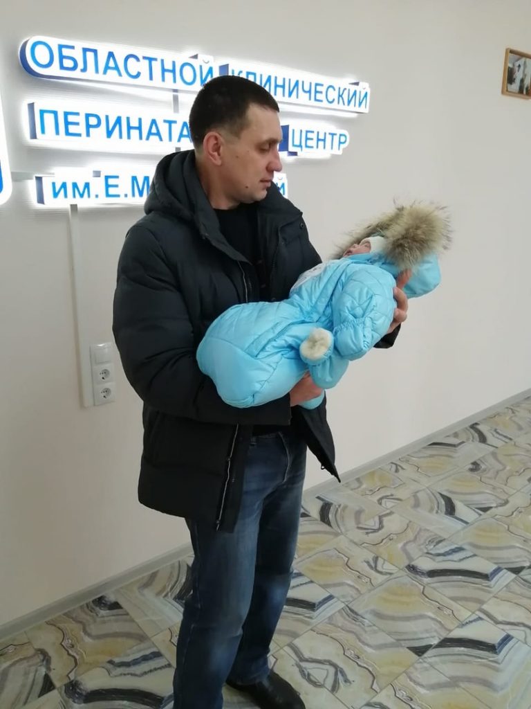 Беременную женщину со стопроцентным поражением легких и ее ребенка спасли медики в Тверской области
