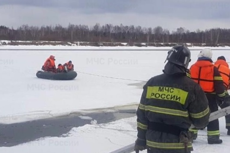 Рыбак на льдине красноярск. Снайперы МЧС сняли рыбаков. МЧС спасает людей на отколовшейся льдине фото.