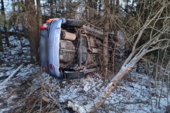 В ДТП с перевернувшимся автомобилем в Тверской области пострадали два человека