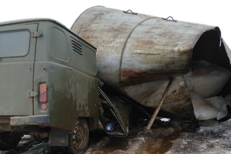 Водонапорная башня рухнула на машину в Тверской области