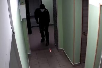 В центре Твери мужчина в маске устроил диверсию В центре Твери мужчина в маске устроил диверсию