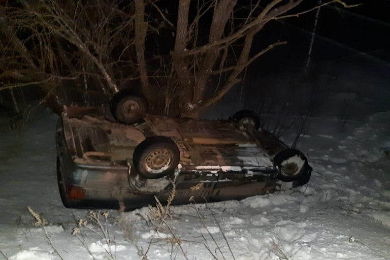 В Торжокском районе перевернулась легковушка с женщиной