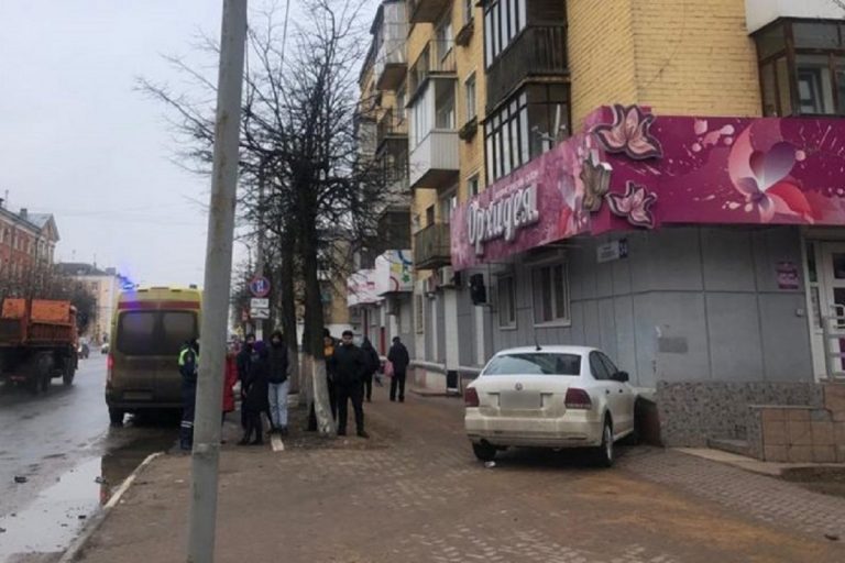 Иномарка вылетела на тротуар и сбила девушку в Твери