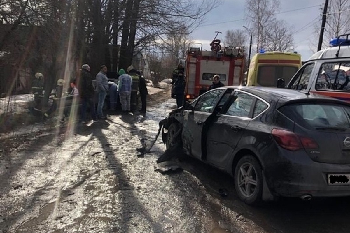 В Заволжском районе Твери столкнулись Opel и 