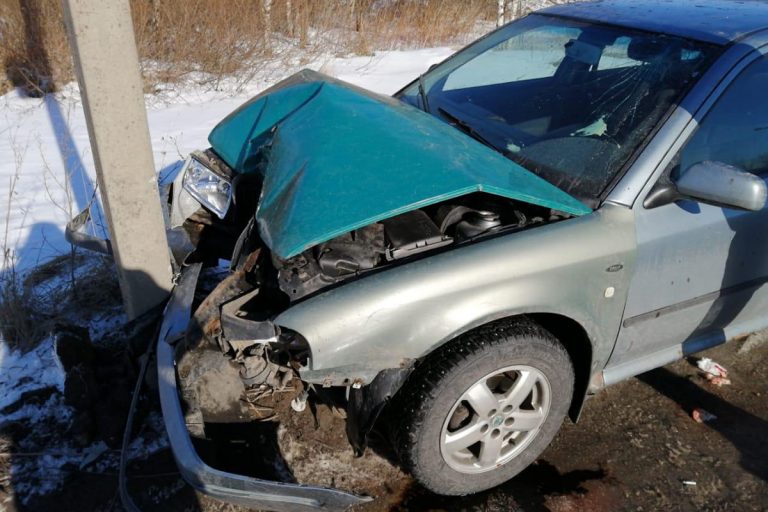 Легковушка врезалась в опору ЛЭП в Твери