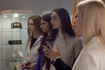 Конкурсантки «Мисс Тверь» съездили в гости к «Торжокским золотошвеям»