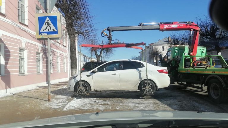 11 марта автомобили с пешеходных переходов в Твери отправлены на штрафстоянку