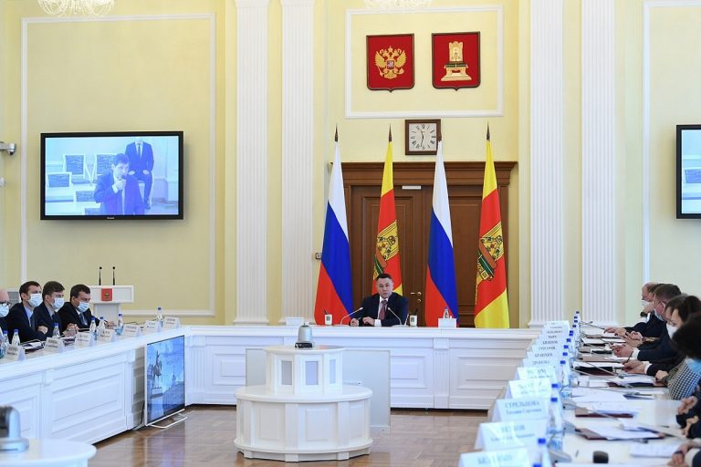 На заседании правительства Тверской области обсудили вопросы аварийного жилья, туризма и образования