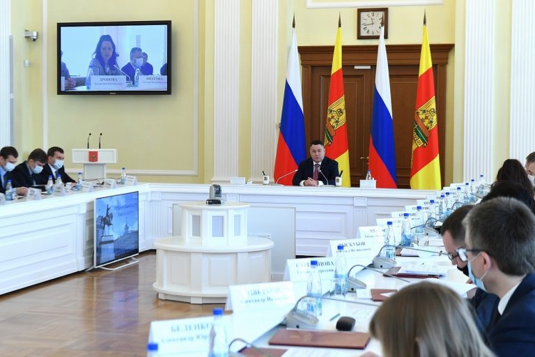 На заседании правительства Тверской области обсудили вопросы аварийного жилья, туризма и образования