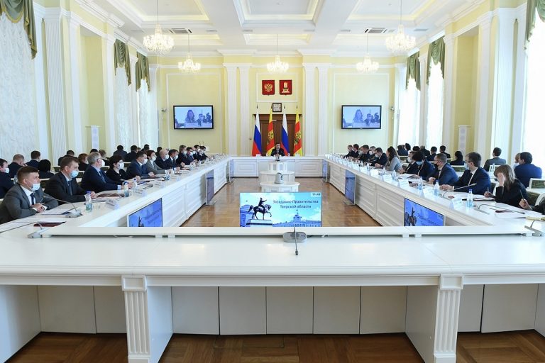 На заседании правительства Тверской области обсудили вопросы аварийного жилья, туризма и образования