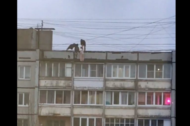 В Твери на крыше многоэтажки опасно резвились подростки