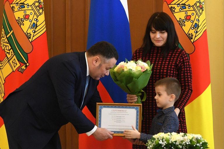 Игорь Руденя вручил жилищные сертификаты молодым семьям