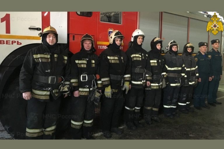 Тверские пожарные вывели из задымлённой квартиры мужчину